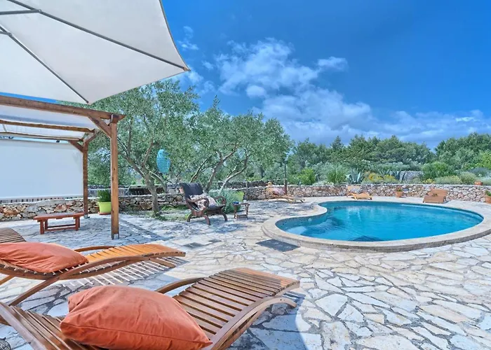 Spacious House With Private Pool In Stari Grad